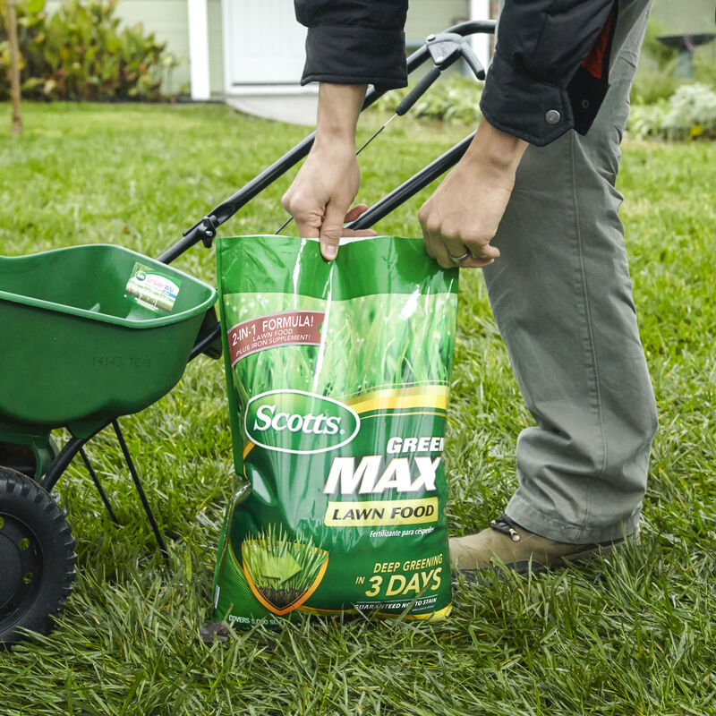 Scotts&reg; Turf Builder&reg; Southern Triple Action and Scotts&reg; Green Max&trade; Lawn Food Bundle for Large Southern Lawns image number null