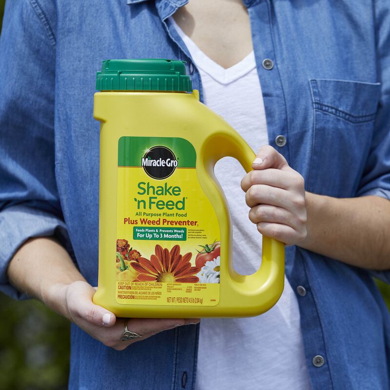 Miracle-Gro&reg; Shake 'N Feed All Purpose Plant Food Plus Weed Preventer₁ image number null