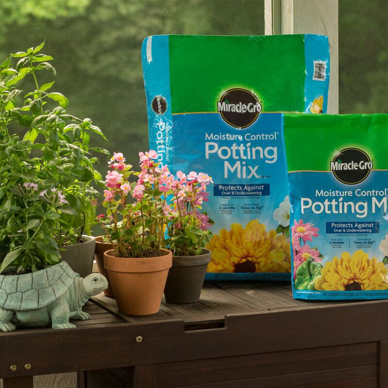 Miracle-Gro&reg; Moisture Control&reg; Potting Mix image number null