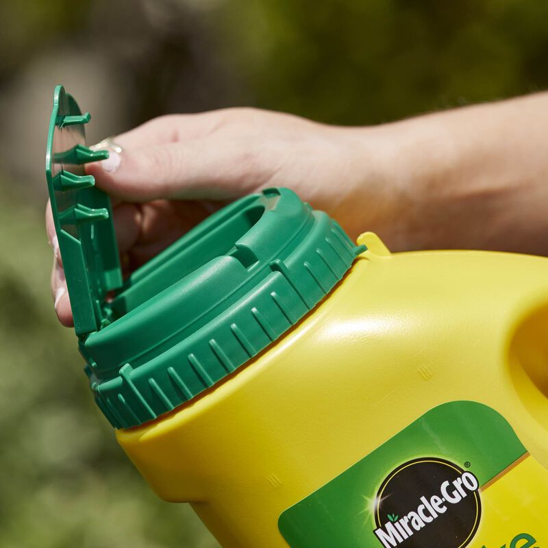 Miracle-Gro&reg; Shake 'N Feed All Purpose Plant Food Plus Weed Preventer₁ image number null