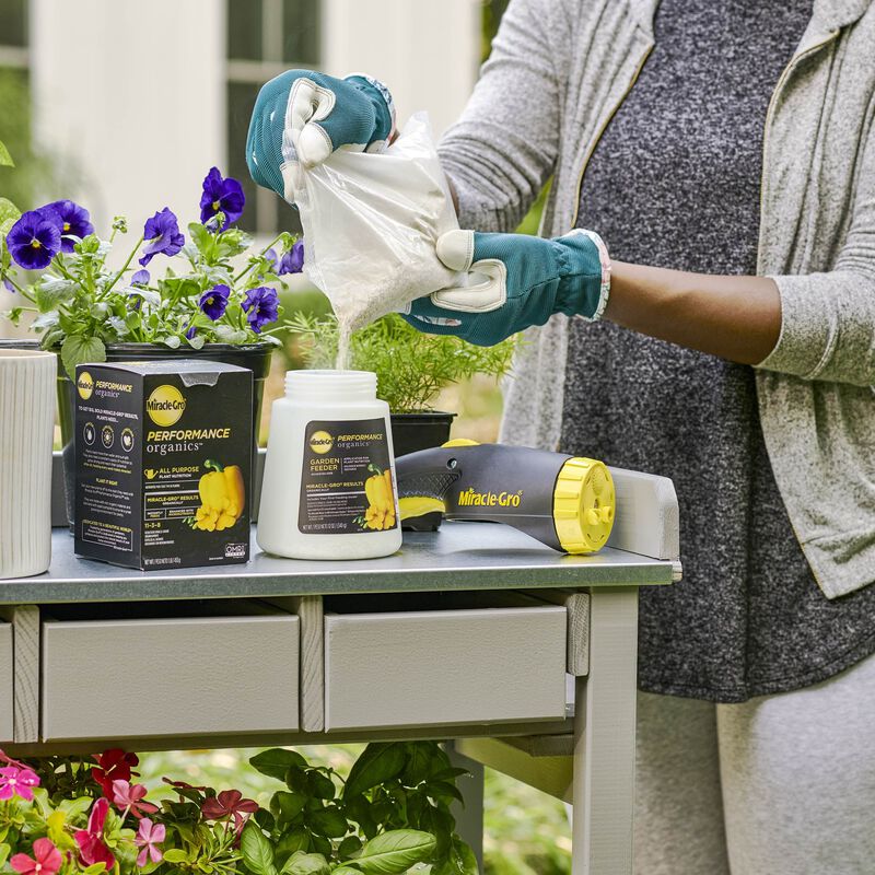 Miracle-Gro&reg; Performance Organics Garden Feeder image number null