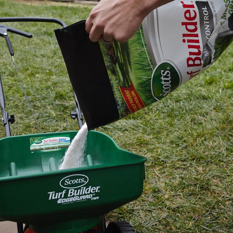 Scotts&reg; Turf Builder&reg; with Moss Control image number null