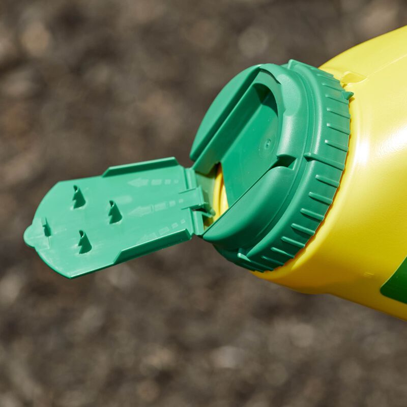 Miracle-Gro&reg; Shake 'N Feed All Purpose Plant Food Plus Weed Preventer₁ image number null