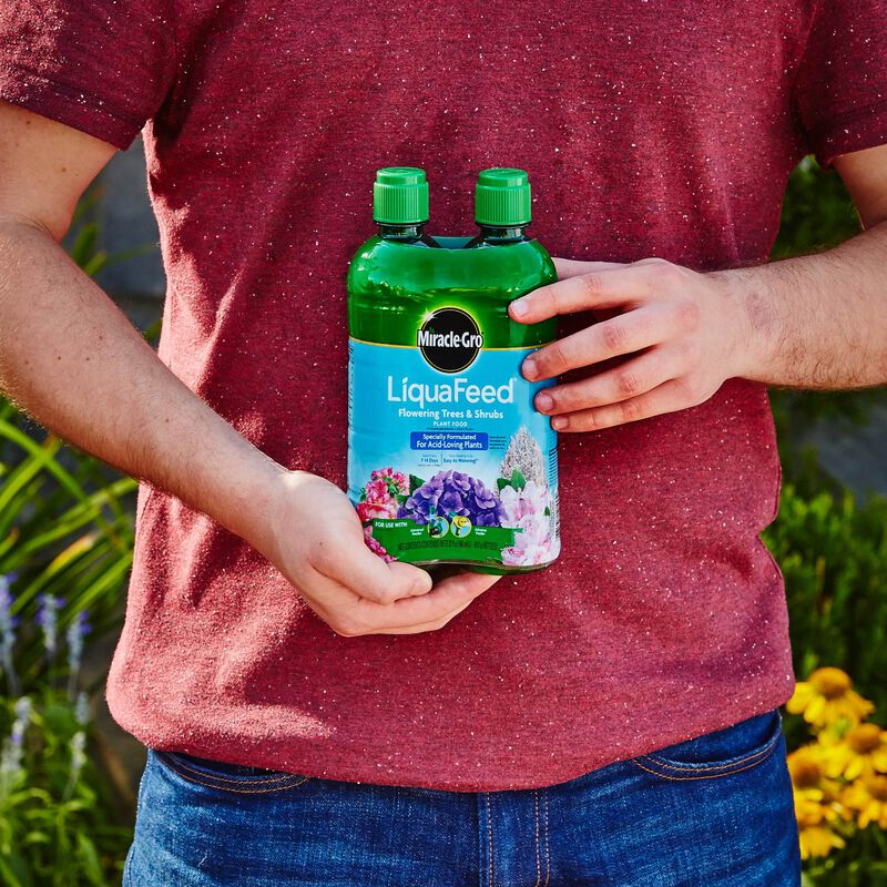 Miracle-Gro&reg; LiquaFeed Flowering Trees & Shrubs Plant Food image number null