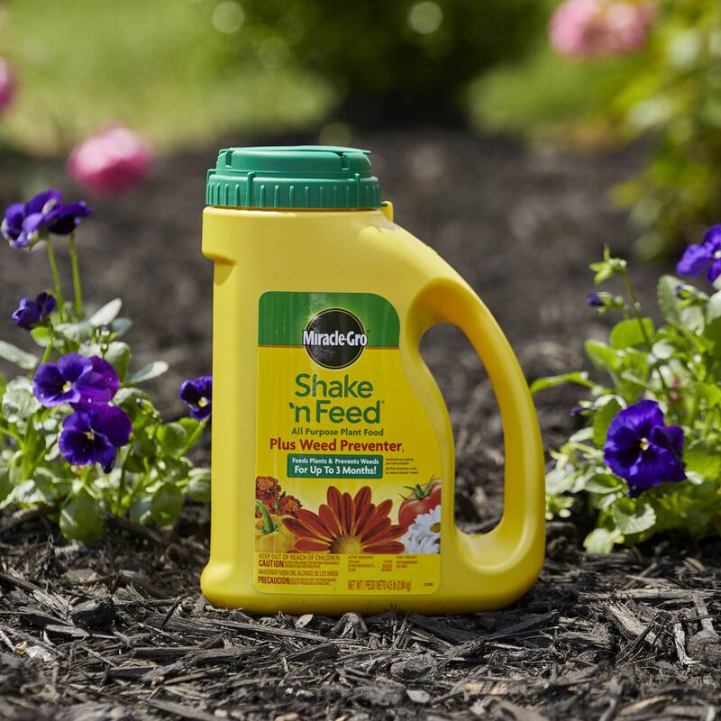 Miracle-Gro&reg; Shake 'N Feed All Purpose Plant Food Plus Weed Preventer₁ image number null