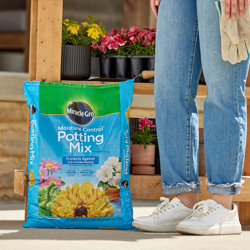 Miracle-Gro&reg; Moisture Control&reg; Potting Mix image number null