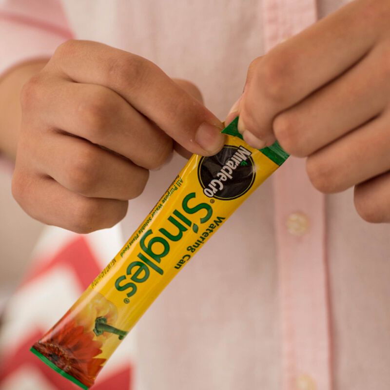 Miracle-Gro&reg; Watering Can Singles All Purpose Water Soluble Plant Food image number null